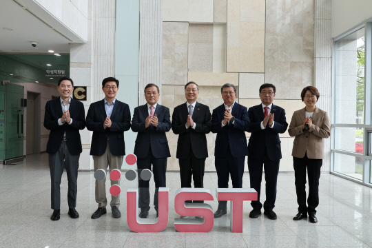 UST는 지난 23일 대전 대학본부에서 '총장자문위원회'를 개최했다. 용홍택(왼쪽부터) 위원, 유진녕 위원, 신성철 위원장, 강대임 UST 총장, 김복철 위원, 박한오 위원, 엄미정 위원. UST 제공